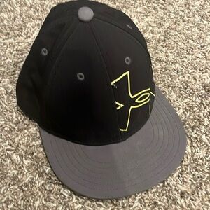 UNDER ARMOUR Youth Black Gray Cap (Used)